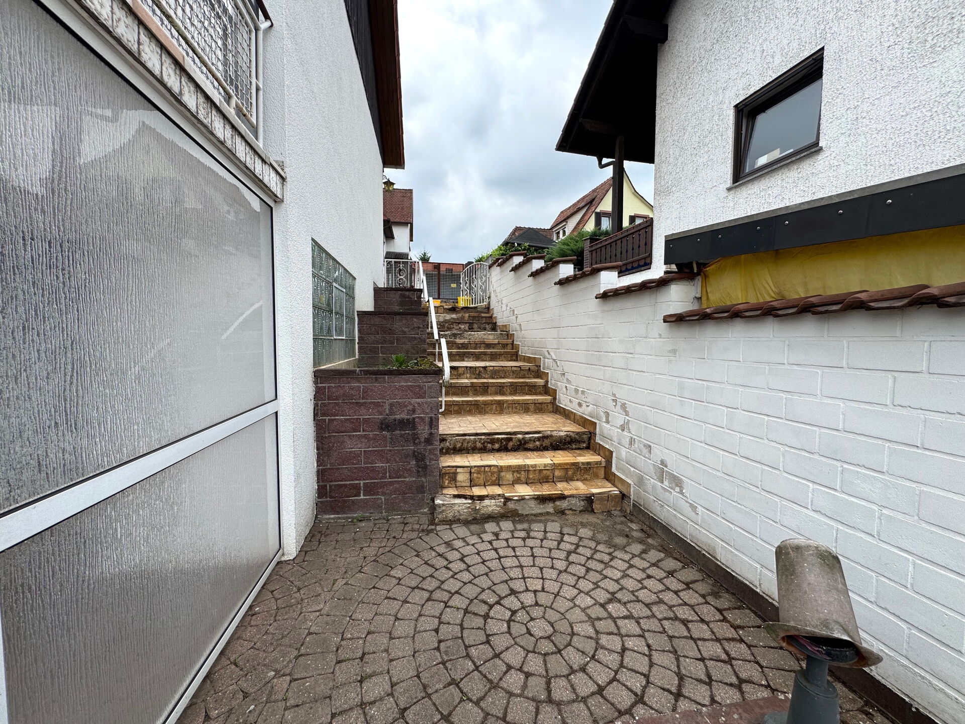 Großzügiges Einfamilienhaus mit zwei Wohneinheiten und terrassiertem Garten in Mitten von Birkenau in Birkenau