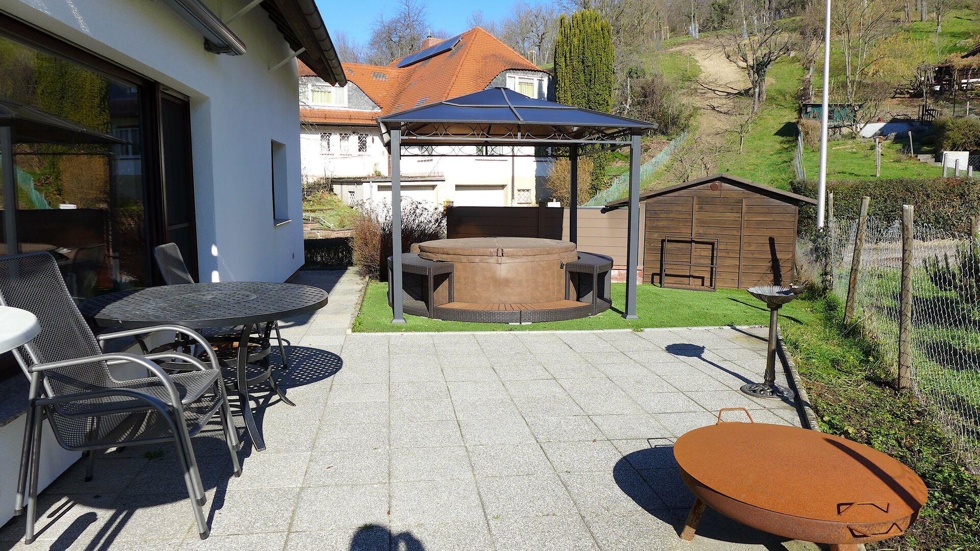 Renoviertes und freistehendes Zweifamilienhaus in bevorzugter Wohnlage, Weinheim Lützelsachsen in Weinheim