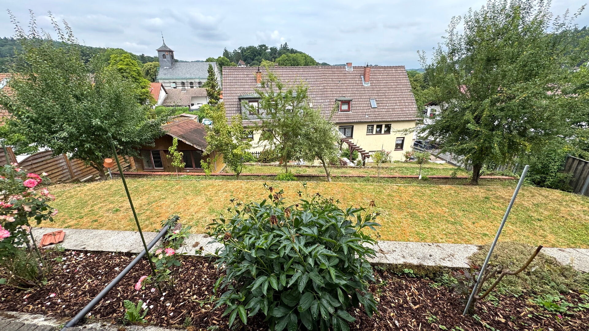 Großzügiges Einfamilienhaus mit zwei Wohneinheiten und terrassiertem Garten in Mitten von Birkenau in Birkenau
